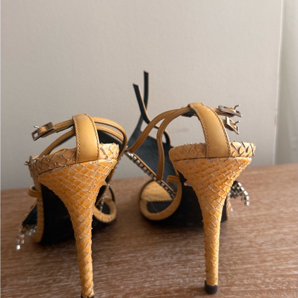 Elegant Gold and Black Women's Heels - Picture 7 of 10